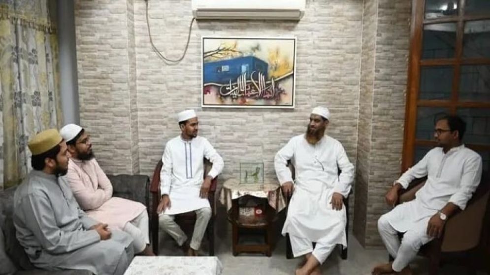 বাংলাদেশ খেলাফত মজলিসের আমির মাওলানা মামুনুল হকের সঙ্গে সৌজন্য সাক্ষাৎ করেছেন জাতীয় নাগরিক পার্টির মুখপাত্র আসিফ মাহমুদ সজীব ভূঁইয়া।